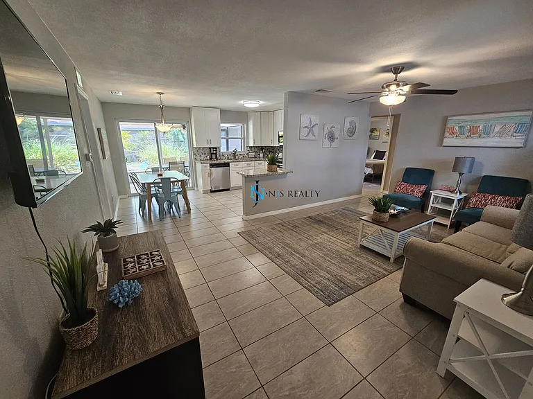 2173 Gladys St — Photo 2