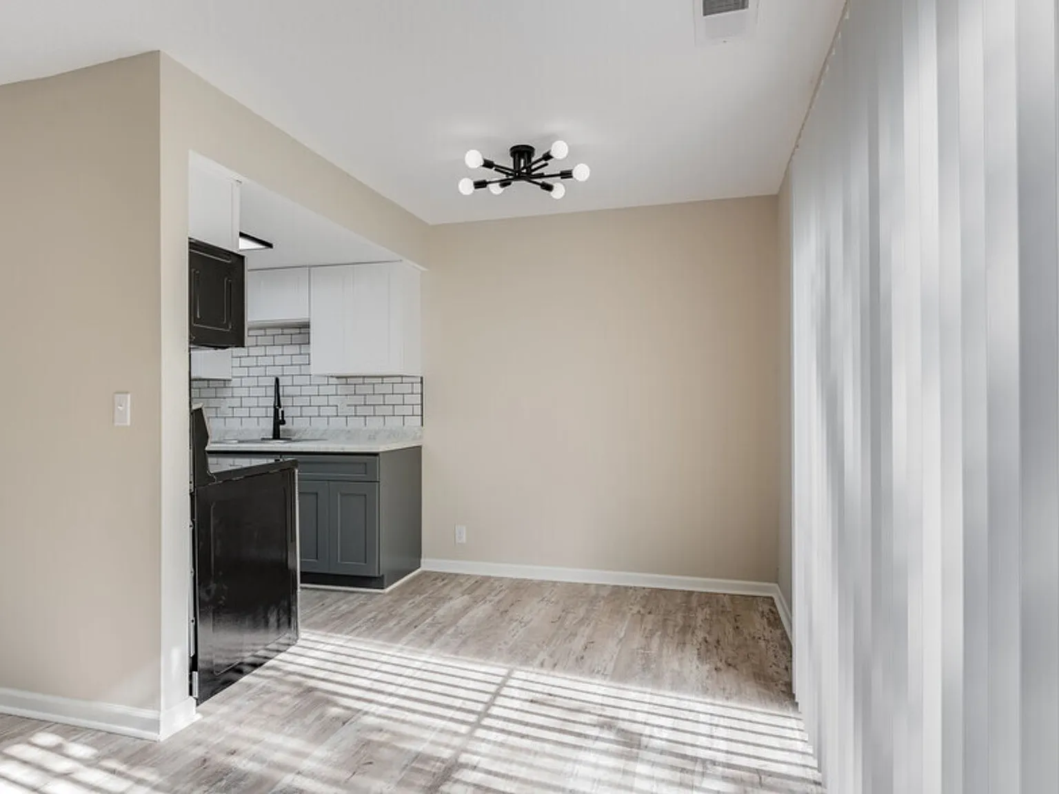 Emerald Square Villas — Photo 4