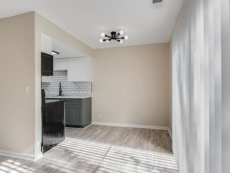 Emerald Square Villas — Photo 4