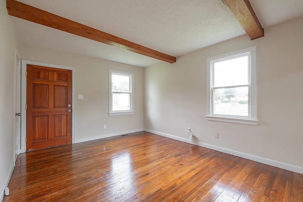 101 S Cedar Ave — Photo 4