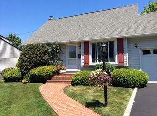 240 32nd St, Lindenhurst, NY 11757