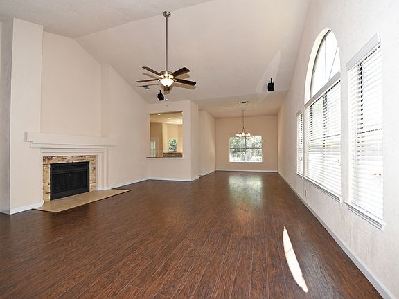 Spacious vaulted living room