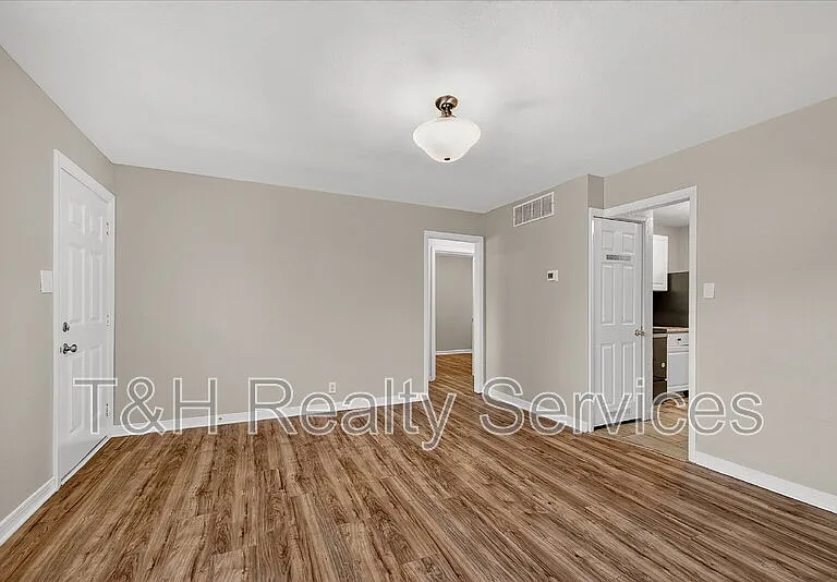4924 Farrington Ave — Photo 8
