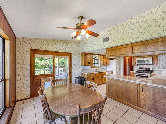 5th image of 305 Lakefront Dr