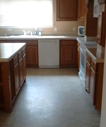 Kitchen w/island