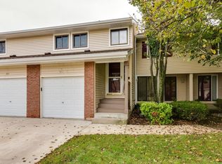 955 Pine Tree Cir S, Buffalo Grove, IL 60089