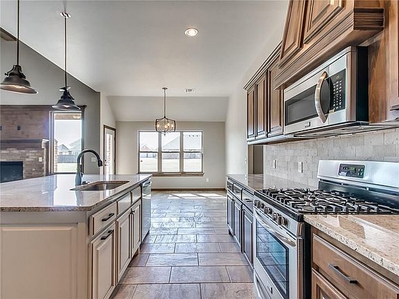 5th image of 2327 Cedar Cir