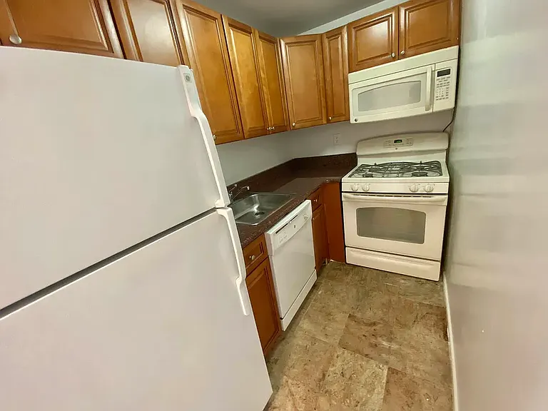 121 E 12th St #5G — Photo 4