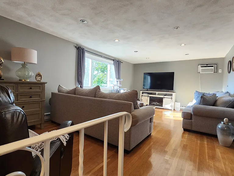 5 Hawthorne St — Photo 2