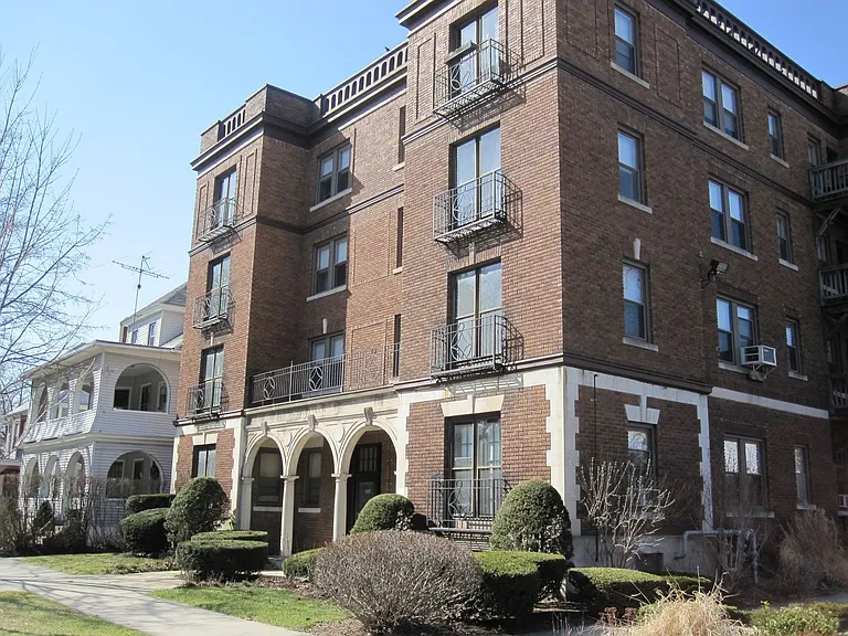 290-294 Sumner Ave — Photo 15