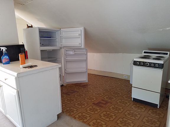 3rd image of 423 W Poplar St APT 3