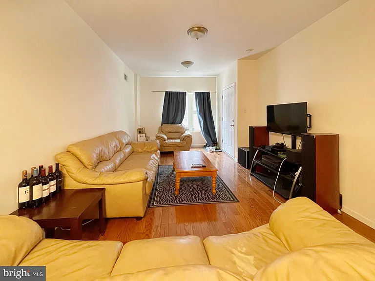1131 Green St #1 — Photo 3