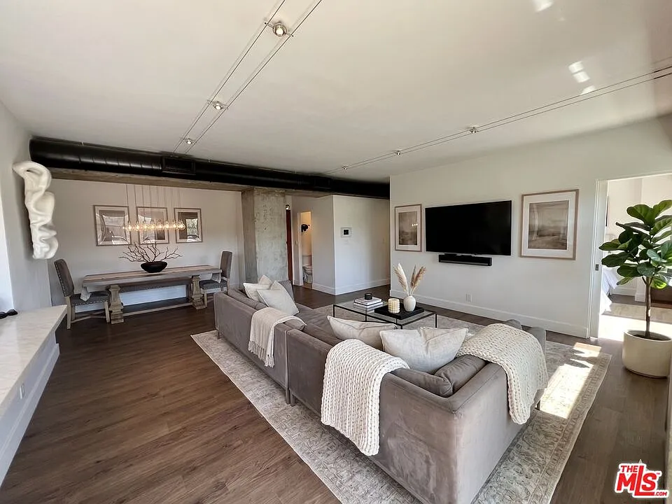 2 bed, 2.0 bath, 1350 sqft, $9,495 — Photo 2