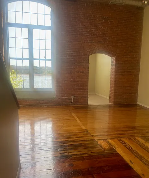 Victoria Riverside Townhouse Lofts — Photo 18