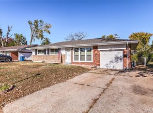35 Flamingo Dr, Hazelwood, MO