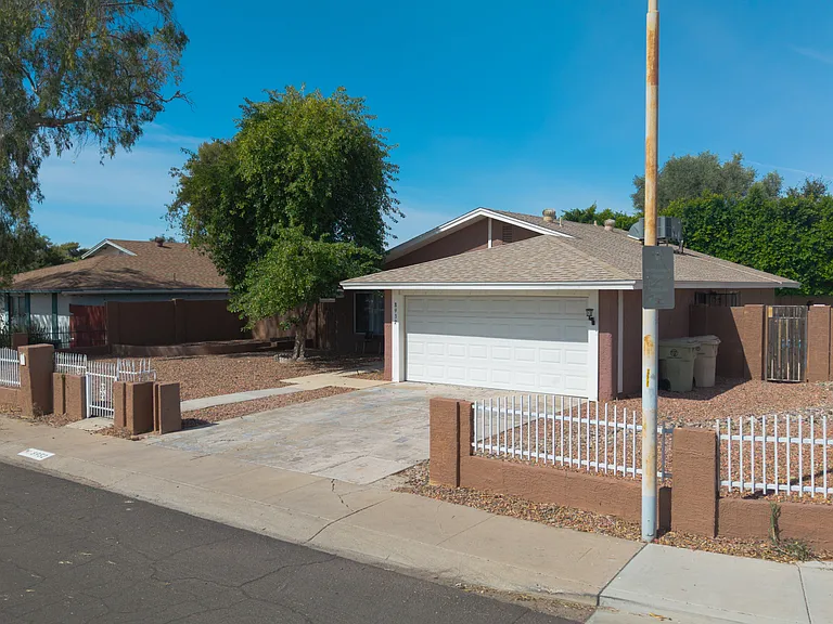 8932 N 56th Dr — Photo 1