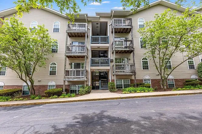 3 bed, 1000 sqft, $1,600 — Photo 2