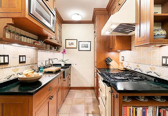 4th image of 140 E 81st St APT 3D