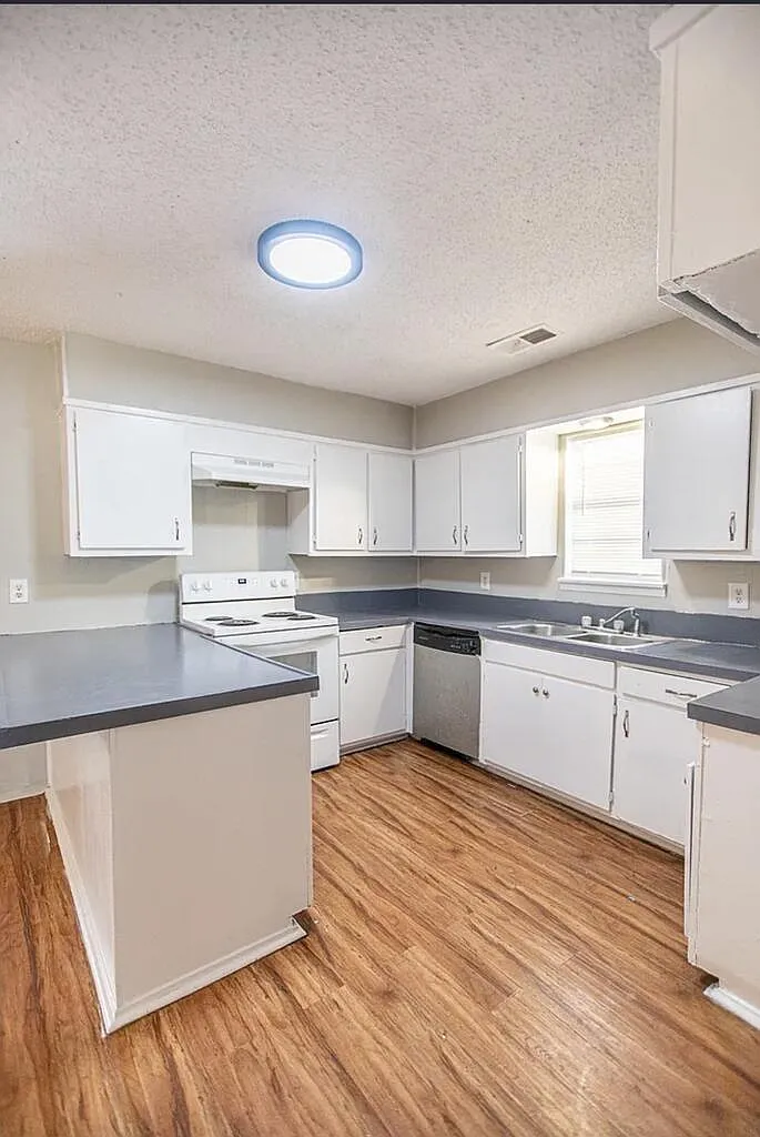 4 bed, 2.0 bath, 1944 sqft, $2,000 — Photo 4