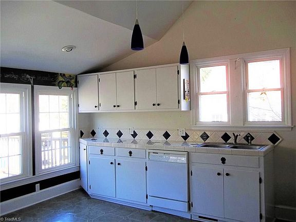 3rd image of 728 Crescent Dr