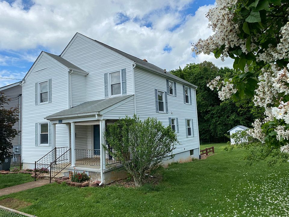 Large home perfect for students or family. Fenced-in large yard.