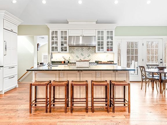4th image of 8 Washington St