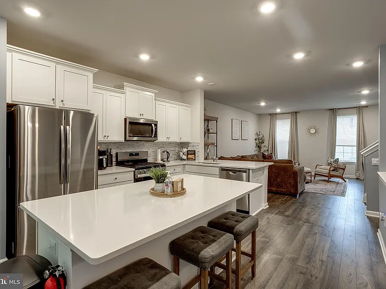 104 Levis Dr — Photo 1