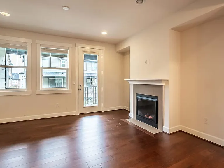 1371 Brooklyn Walk NE — Photo 6