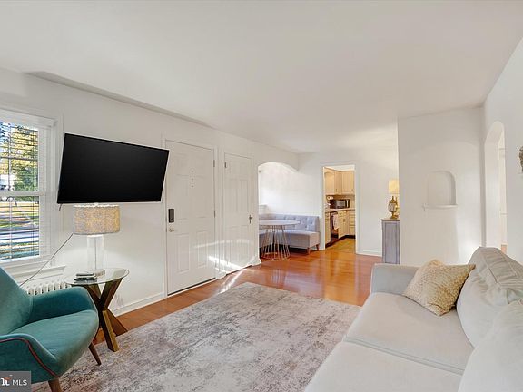 5th image of 1327 Hill St