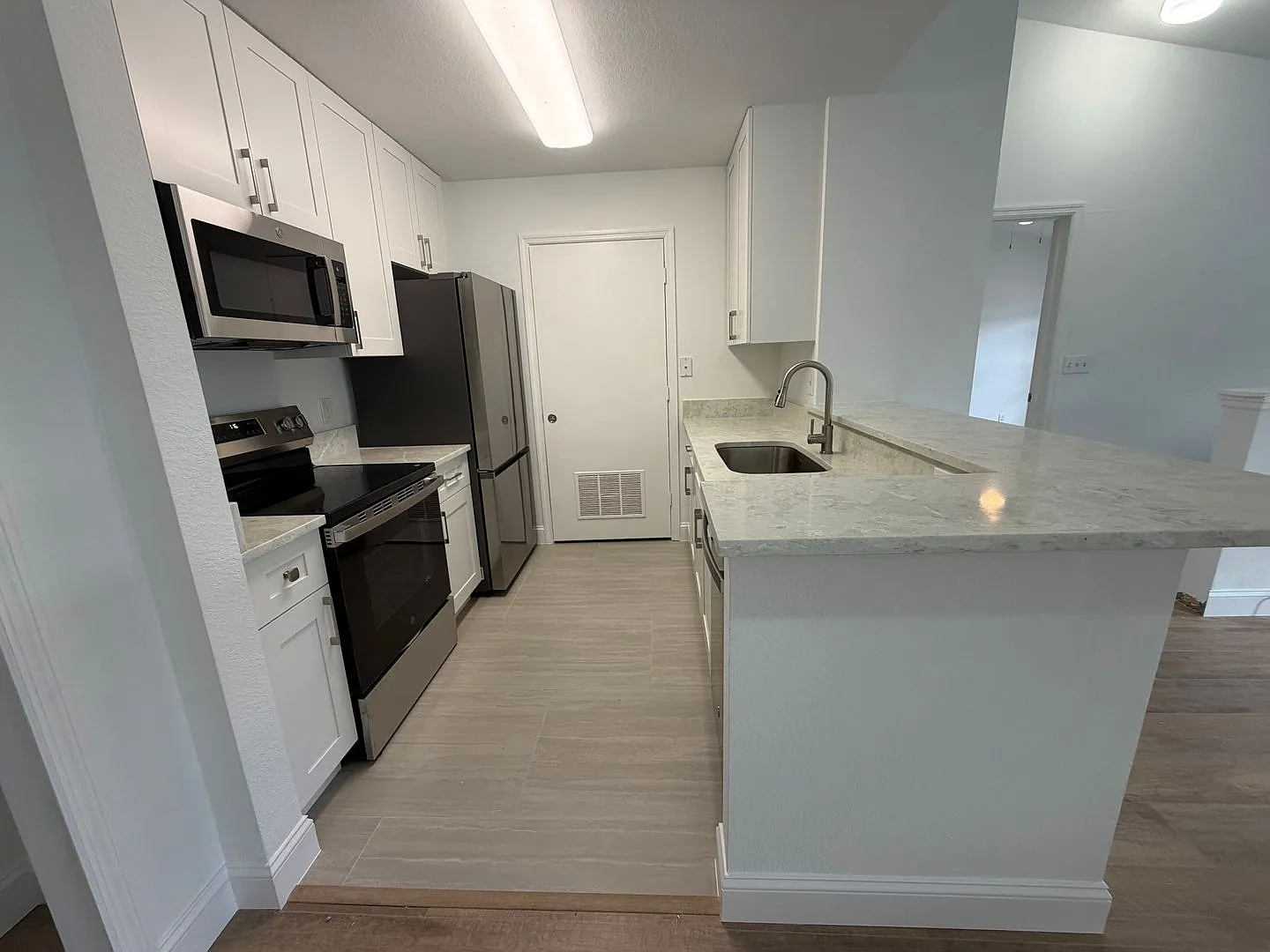 Annual Rental - Vanderbilt Place-Camden Cove 2 Bed / 2 Bath — Photo 3