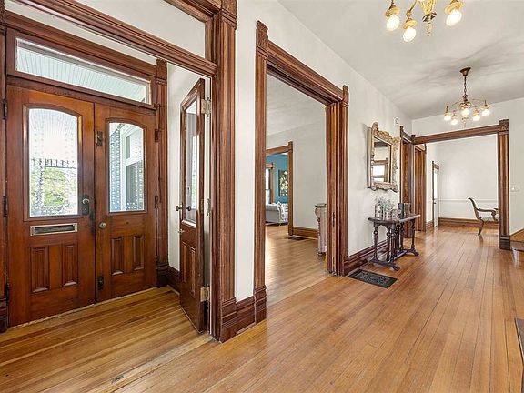 5th image of 205 2nd Ave NW