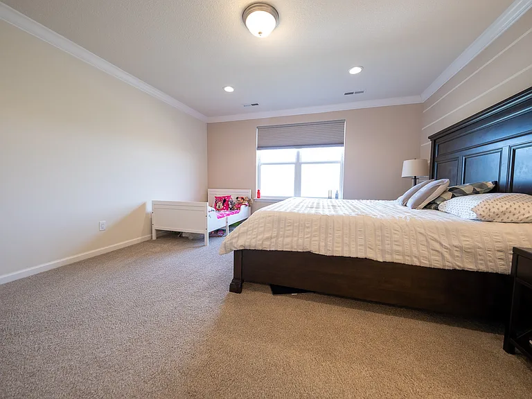 5595 Queensland Ln N — Photo 14