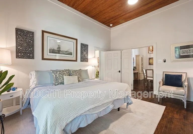 1017 W Hopkins St — Photo 18
