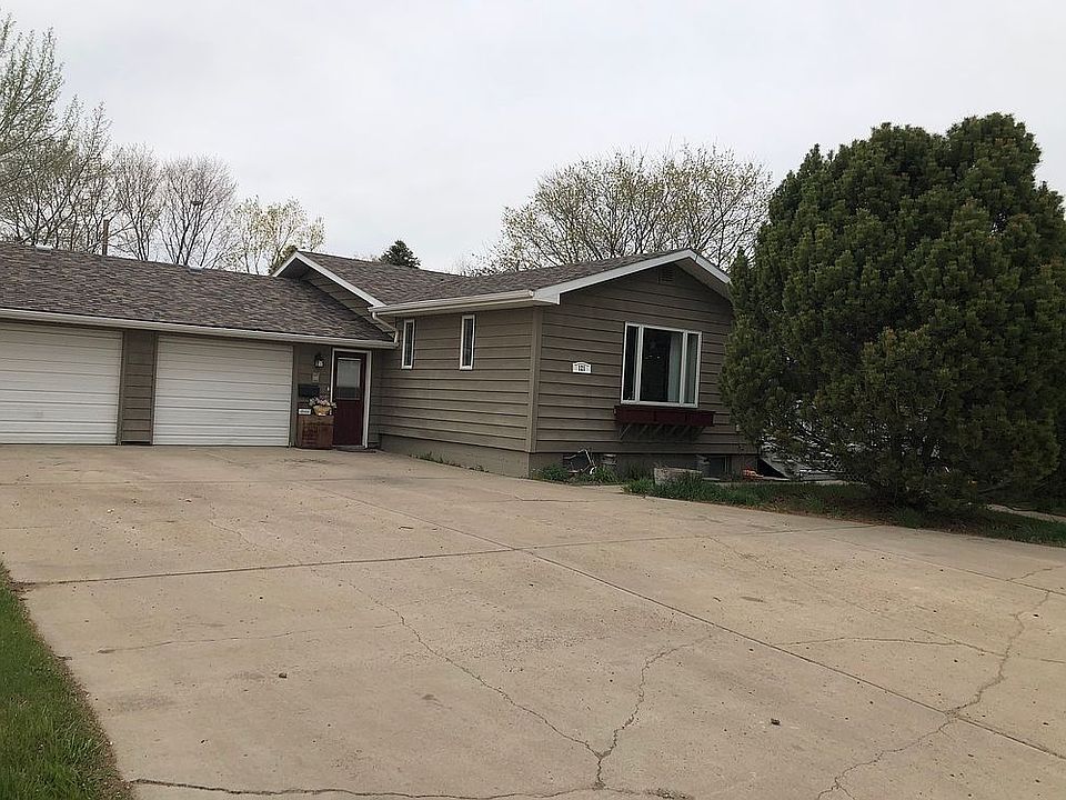 121 N Poplar St, Plentywood, MT 59254 Zillow