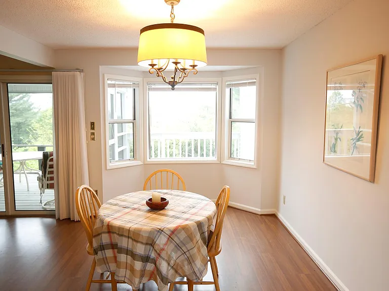 Dining bay window