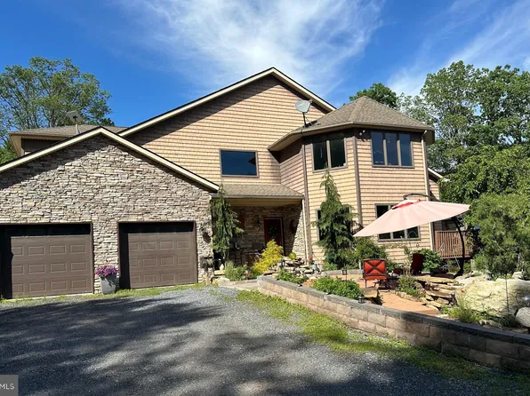 9127 N Loop Rd, Slatington, PA 18080