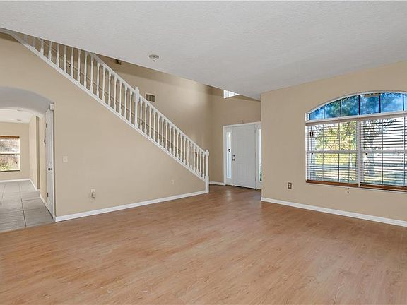 4th image of 483 Columbia Ct