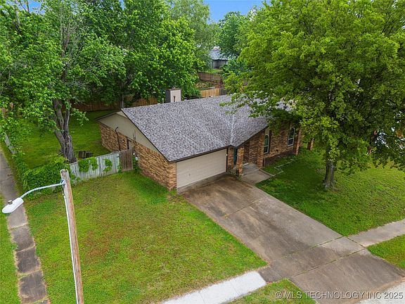 3rd image of 901 S Lions Ave
