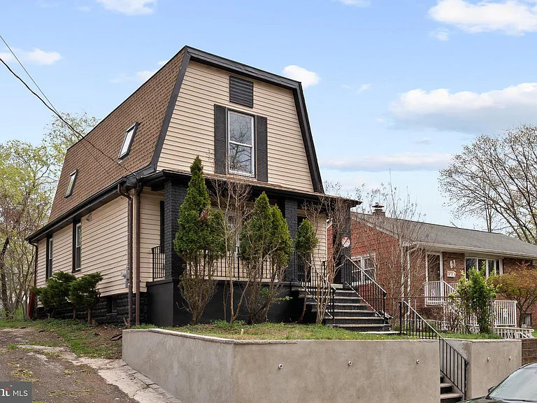 255 S 6th Ave — Photo 1