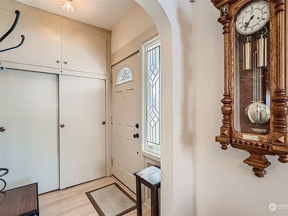 A look at the entrance. Lots of space for coats, etc. >