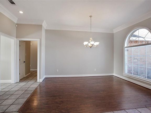 3rd image of 2335 S Kingswood Dr
