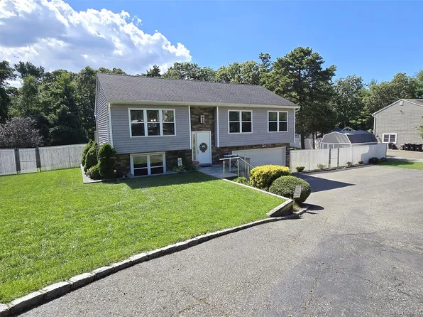 8 Heather Court, Middle Island, NY 11953