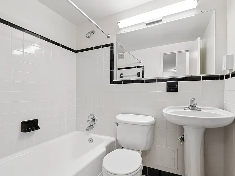 Quebec House Apartments — Photo 20