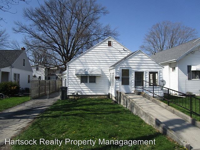1st image of 636 W Grand Ave