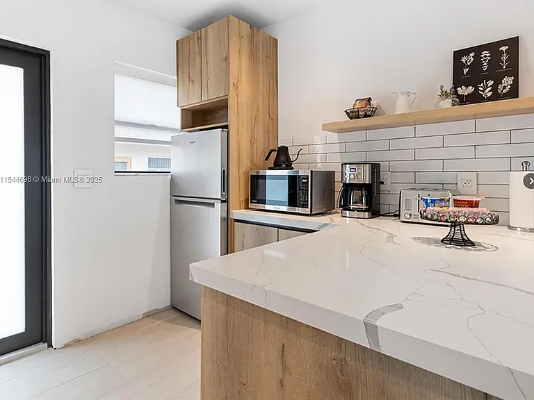 740 SW 9th St #2 — Photo 5