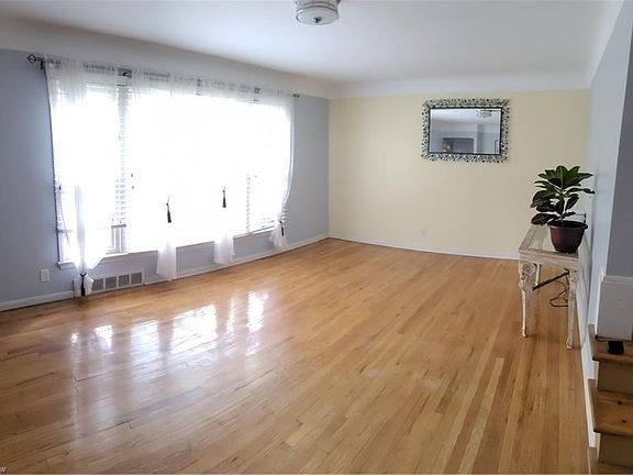 3rd image of 485 Greenvale Dr