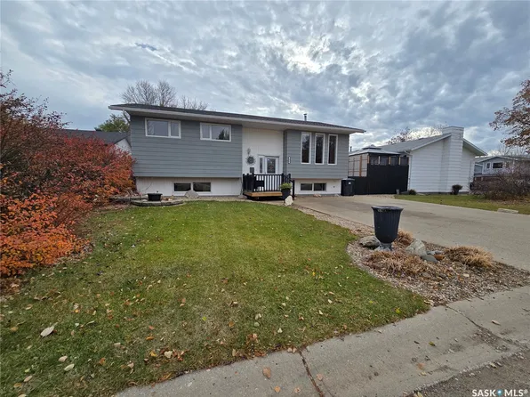 236 BEAN Crescent, Weyburn, SK S4H 3G1