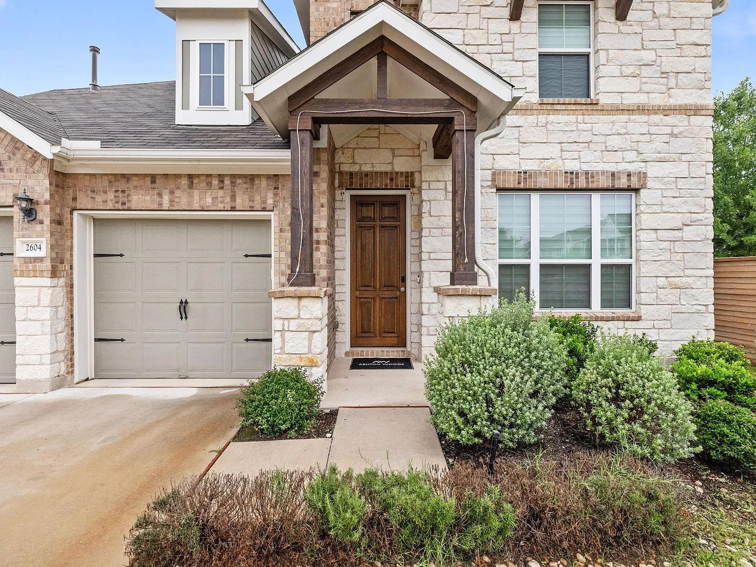 5 bed, 4.0 bath, 2885 sqft, $3,000 — Photo 3