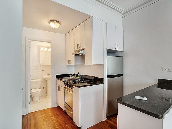 3rd image of 35 E 65th St #Z2