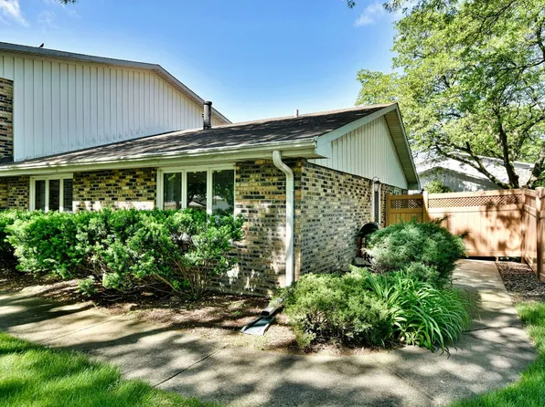1902 Rosewood Ct APT 5D, Darien, IL 60561